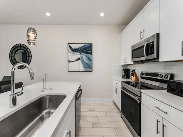 Luxury Townhouse 3-bedroom - Great Amenities in Reunion